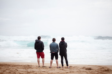 Grupo de amigos mirando el mar