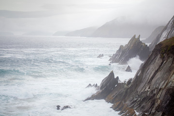 Mar agitada golpeando la costa de la Península de Dingle, Irlanda