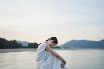 夕暮れの海の女性