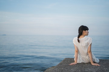 夕暮れの海の女性