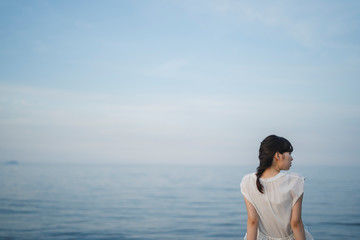 夕暮れの海の女性