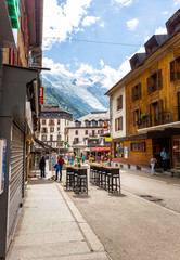Fototapeta premium Widok ulicy miasta Chamonix na szczycie góry Mont Blanc.