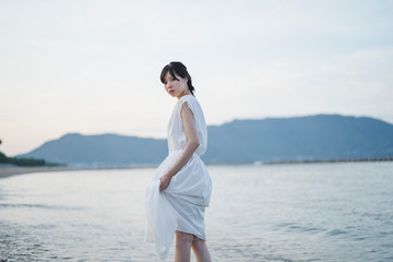 夕暮れの海の女性