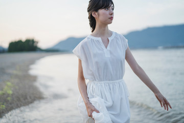Fototapeta premium 夕暮れの海の女性
