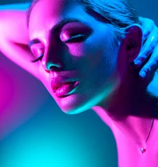 Foto op Plexiglas Mannequin vrouw in kleurrijke felle neonlichten poseren in studio. Portret van mooi meisje in UV. Art design kleurrijke make-up © Subbotina Anna
