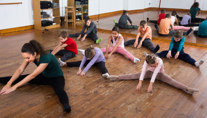 Obraz premium children with trainer stretching