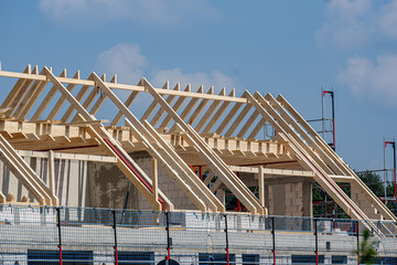 Der Dachstuhl aus Holz wird fertiggestellt