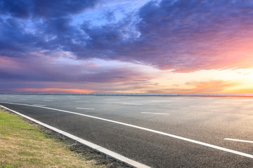 Obraz na płótnie Canvas Empty asphalt highway and beautiful sky clouds at sunset