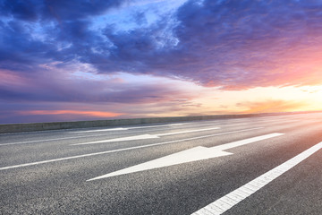 Fototapeta premium Empty asphalt highway and beautiful sky clouds at sunset