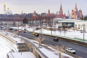 Obraz premium Moscow. Russia. Zaryadye Park in the winter.The road to the Kremlin. Winter highway in Moscow. Highway near red square.Panorama of Zaryadye Park in the snow. Road overlooking St. Basil's Cathedral.