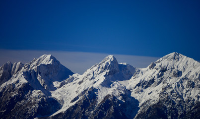 Fototapeta na wymiar la neve sulle montagne dell'Alpago, Belluno