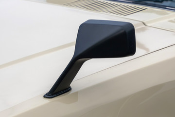 バックミラー　outer rear-view mirror