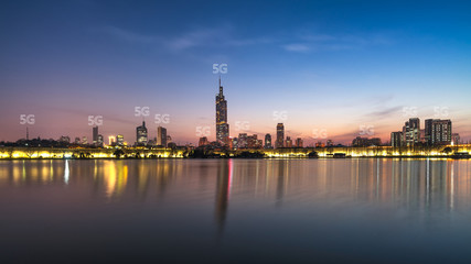 Obraz premium 5G technology concept with cityscapes background