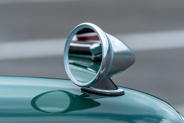 バックミラー　outer rear-view mirror
