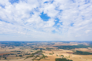 Vue large sur la campagne française à la fin de l'été dans la Nièvre en Bourgogne après les moissons
