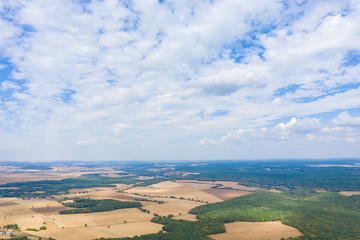 Vue large sur la campagne française à la fin de l'été dans la Nièvre en Bourgogne après les moissons