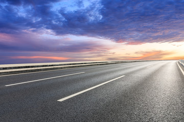 Naklejka premium Empty asphalt highway and beautiful sky clouds at sunset