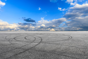 Fototapeta premium Empty race track road and beautiful sky clouds at sunset