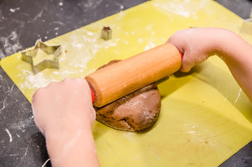 Little girl makes Christmas ginger cookies herself