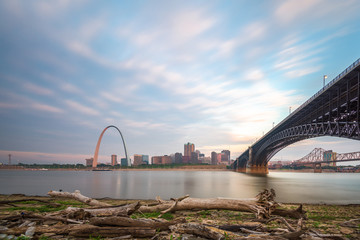 St. Louis, Missouri, USA downtown cityscape on the Mississippi River - obrazy, fototapety, plakaty