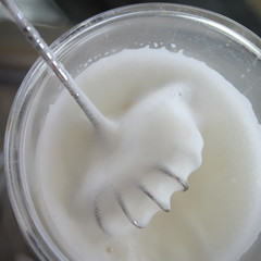 Michl welche mit einem Hand Quirl aufgeschäumt wurde   in einem Gals