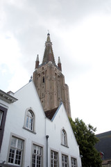 Fototapeta na wymiar Liebfrauenkirche in der mittelalterlichen Altstadt Brügge