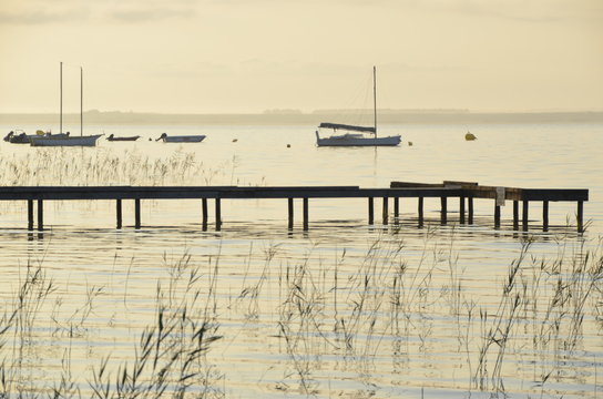 Lac du Médoc bateaux au mouillage au levé du soleil