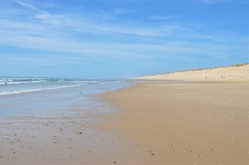 Fototapeta na wymiar Nice blue and coloured sand snapshot of a french atlantic beach