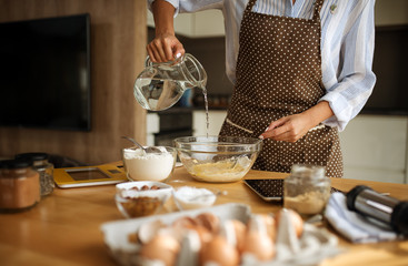 Making Of Delicious Cake Cream
