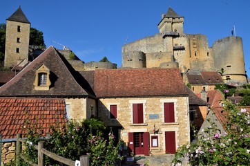 Fototapeta na wymiar View of Castelnaud fortress and town hall
