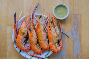 Grilled shrimps with sauce.