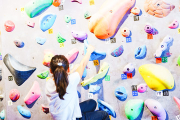 Obraz premium Young girl and landscape of bouldering climbing studio in Japan