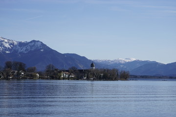 Fraueninsel im Chiemsee mit Alpenpanorama