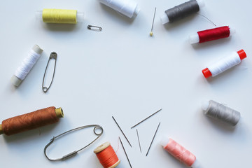 Set of sewing threads with needles