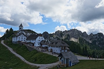 Fototapeta na wymiar Santuario del Monte Lussari, Friuli, Norditalia