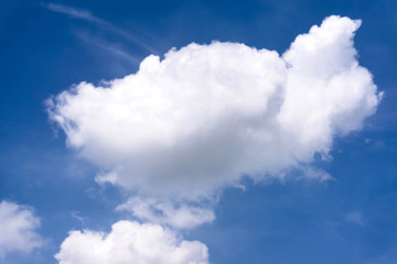Obraz premium blue sky with cloud closeup Blue sky with clouds background blue sky background with tiny clouds Sky daylight. Natural sky composition. Element of design.