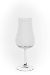 foto di un calice di vetro vuoto e trasparente su sfondo bianco illuminato