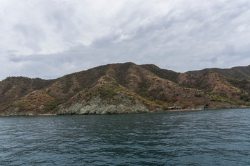 Fototapeta premium Dia nublado en playa de Santa Marta