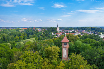 Fototapeta na wymiar Blick auf den Kaiser Friedrich Turm mit der Stadt Biesenthal im Hintergrund