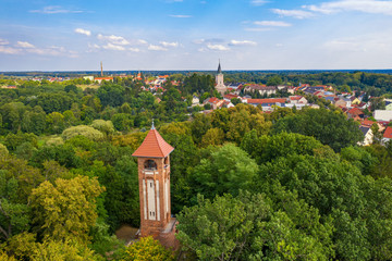 Blick auf den Kaiser Friedrich Turm mit der Stadt Biesenthal im Hintergrund