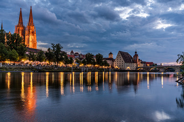 Naklejka premium Altstadt von Regenburg bei Nachteinbruch - Regensburger Dom - Salzstadel - steinerne Brücke
