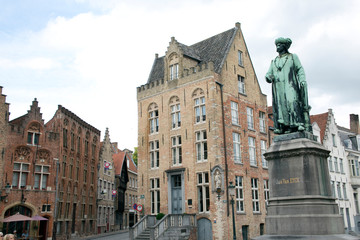 Fototapeta na wymiar Jan van Eyck-Denkmal am geichnamigen Platz im Hanseviertel