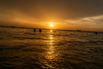 Atardecer en la playa de Santa Marta