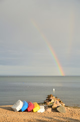 Regenbogen über dem Meer mit Booten im Vordergrund