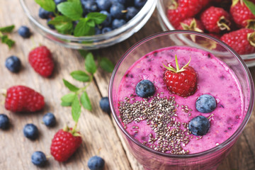 blueberries raspberries smoothies