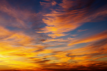 Obraz premium Vivid sky illuminated by the sunset