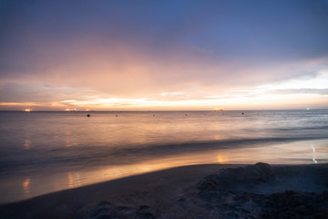 Fototapeta na wymiar Atardecer en la playa de Santa Marta