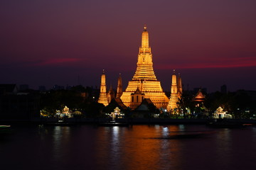 Naklejka premium Wat Arun night view Temple in bangkok, Thailand
