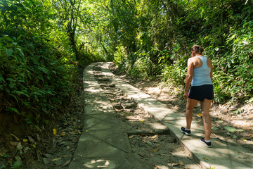 Fototapeta na wymiar Una persona caminando en Minca, Santa Marta