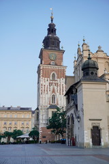 Obraz premium pionowy, stary rynek z ratuszem i letnim tarasem o świcie czeka na turystów